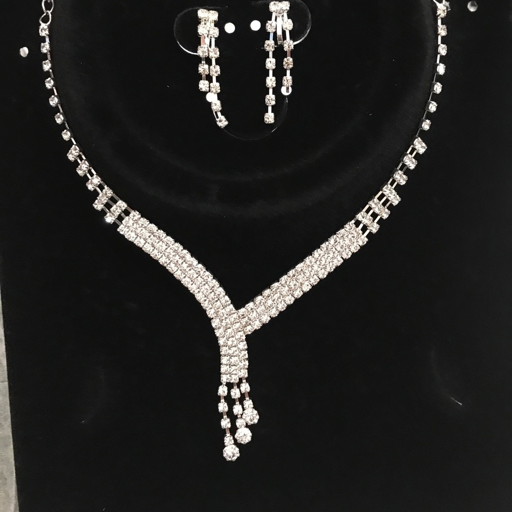 Necklace and earrings complete set NWT